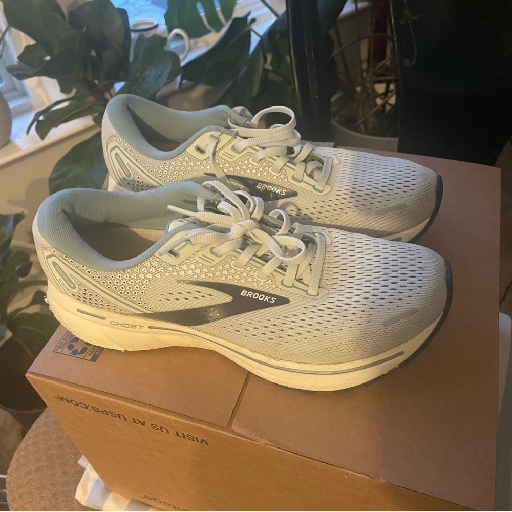 Brooks Women's Athletic Shoes - Light Gray and Blue